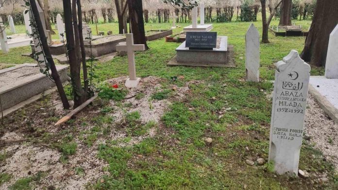 bez-najave-i-obrazlozenja-betonski-krizevi-u-haremu-kantarevac-otvorili-brojna-pitanja41637